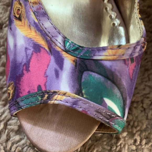 High Heel - Picture 3 of 12